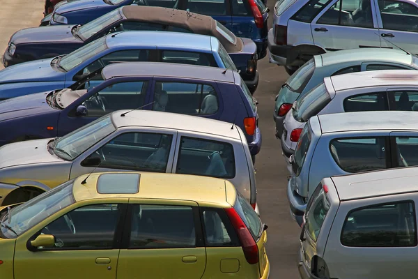 Auto's de verdwijning en verslechtering met gedraaide bladen in auto sloop — Stockfoto