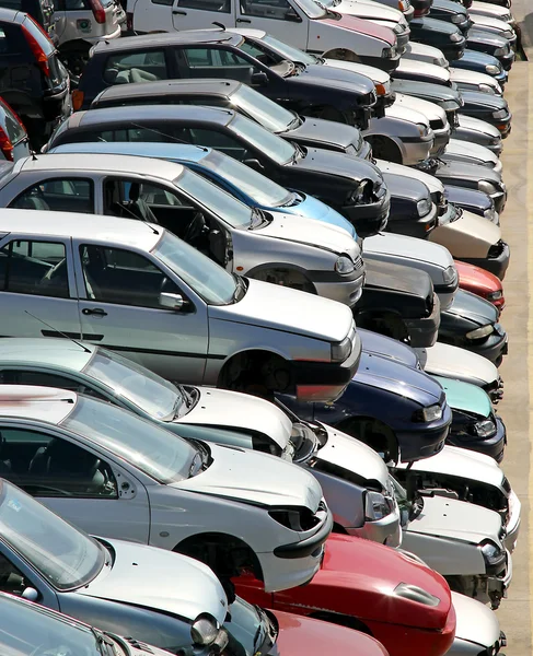 Coches destruidos y dañados en la demolición de automóviles —  Fotos de Stock