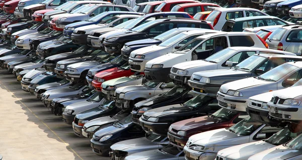 Coches dañados en la demolición del coche —  Fotos de Stock