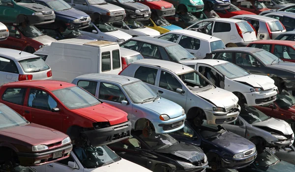 Coches destruidos y dañados en la demolición de automóviles —  Fotos de Stock