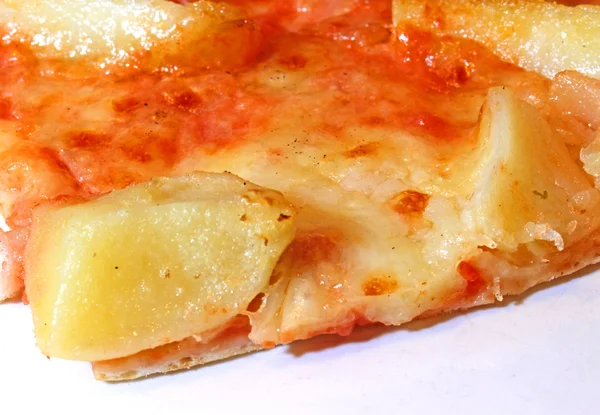 Gran Pizza con tomate y queso mozzarella y patatas fritas — Foto de Stock