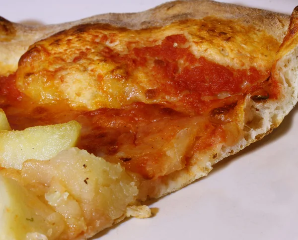 Pizza com tomate e queijo mussarela e batatas fritas — Fotografia de Stock
