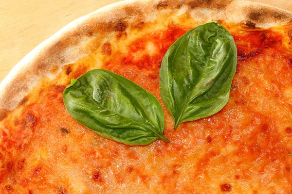 Gustosa pizza con pomodoro e mozzarella al basilico — Foto Stock