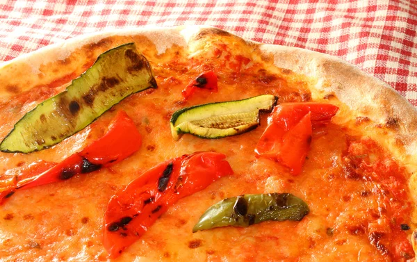 Pizza cuite au four à bois avec courgettes et poivrons grillés — Photo