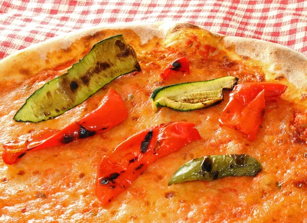 Vedugnsbakad pizza i en vedeldad ugn med tomat och mozzarella och zucch — Stockfoto