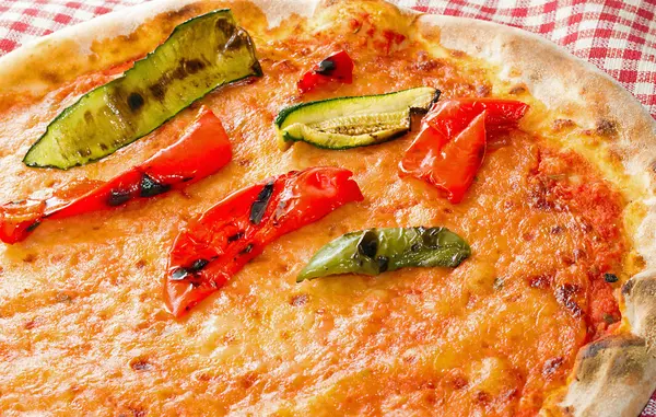 Italien Pizza cuit dans un four à bois avec courgettes et pe grillé — Photo