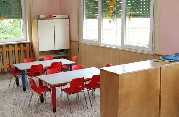Klas tafel en kleine stoelen in de kleuterschool — Stockfoto