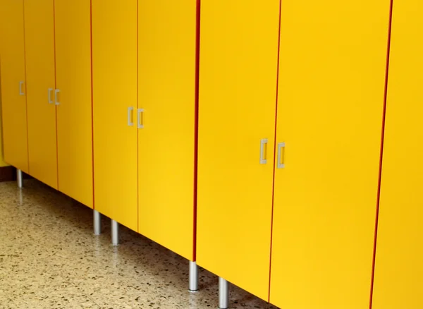 Детские шкафчики в раздевалке детской комнаты — стоковое фото