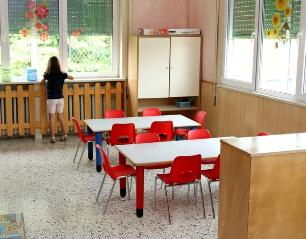 Mesa de aula e cadeiras no jardim de infância — Fotografia de Stock