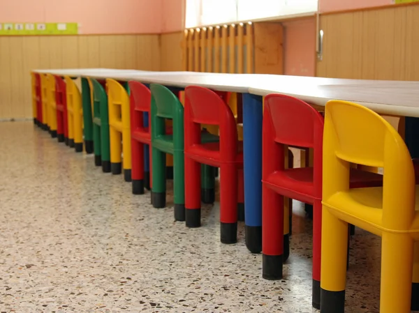 Mesas y sillas en el refectorio de la cantina de la escuela en un nu — Foto de Stock
