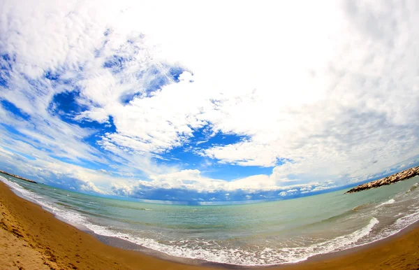 Mar azul con el cielo lleno de nubes — Foto de Stock