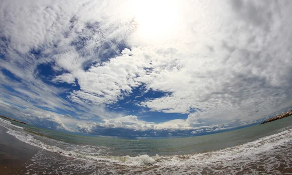 Gökyüzünün bulutları tam ile mavi deniz manzaralarına — Stok fotoğraf