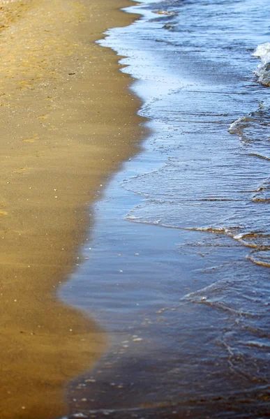 Vague sur la plage de sable de l'océan — Photo