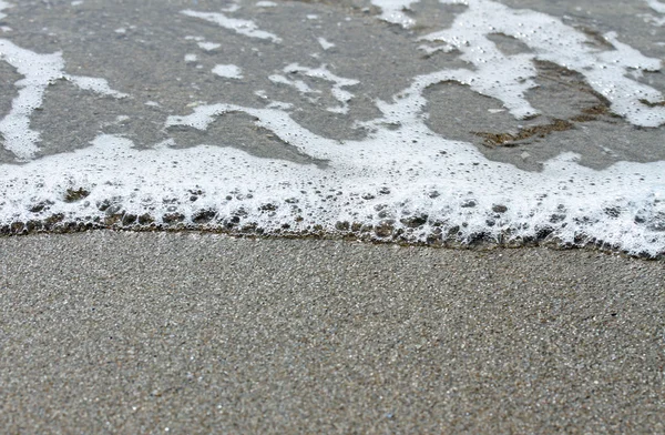 Havet vågor stänker på stranden av sandstrand — Stockfoto
