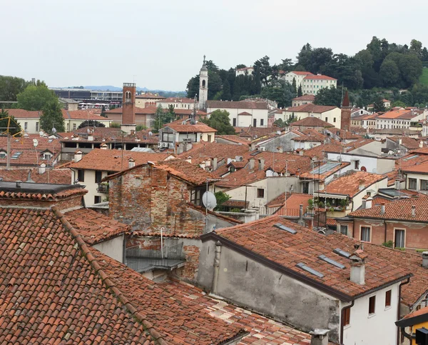 Střechy historického centra města v severní Itálii — Stock fotografie