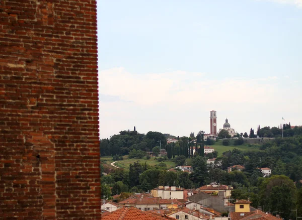 Basilica di Monte Berico and the wall of the Tower of the city o — Stock Photo, Image