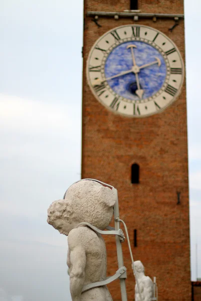 Vicenza palladian Bazilikası'nın heykeli ile t çan kulesi — Stok fotoğraf