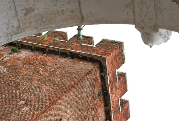 Turm der Piazza delle Erbe mit einer Marmorstatue in der Stadt v — Stockfoto