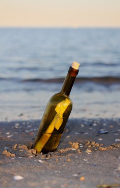 gizli bir mesaj ile cam şişe