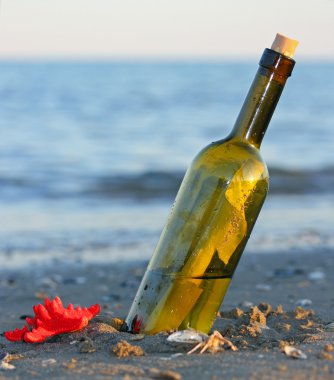 gizli bir mesaj ve bir deniz yıldızı ile şişe