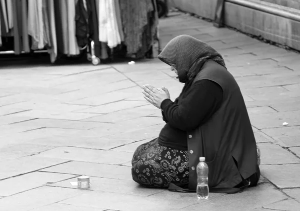 Oude zigeunervrouw bedelen op de weg — Stockfoto