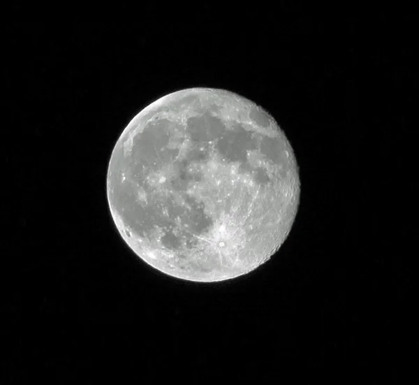Enorme luna llena cielo negro —  Fotos de Stock