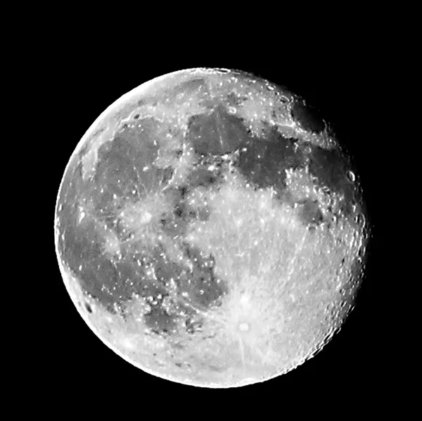 Increíble luna llena en la fría noche oscura — Foto de Stock