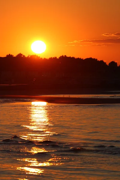 Yaz aylarında deniz turuncu ve kırmızı tonları ile şafak — Stok fotoğraf