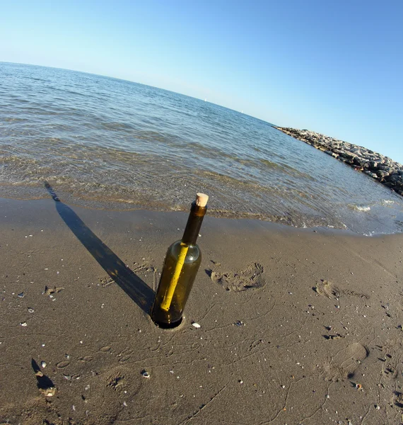 Скляна пляшка з секретним повідомленням на березі пляжу — стокове фото
