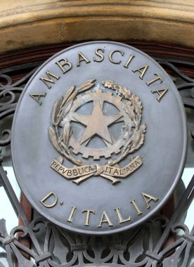 İtalyan Büyükelçiliği giriş kapısı üzerinde logo sembolü ile