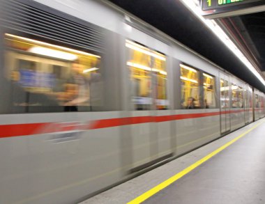 Metro İstasyonu ile çalışan tren