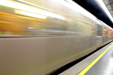 Metro hızlı çalışma saatleri sırasında commuters için