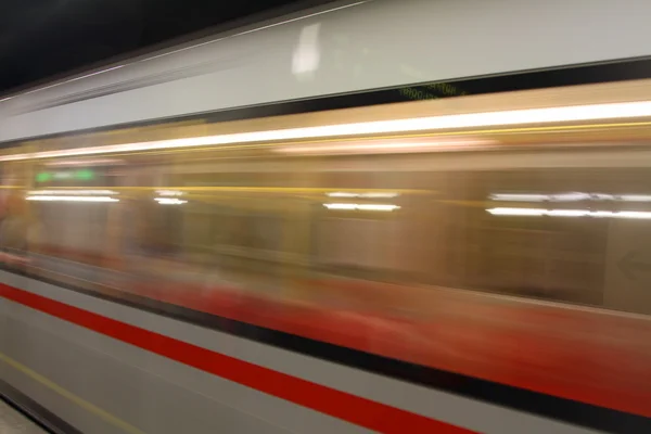 Metro vagón mientras se precipita rápido en la estación —  Fotos de Stock