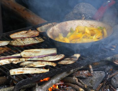 patlıcan ve biber açık havada Barbekü içinde pişmiş