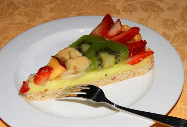 Finom sütemény, piros eper és zöld kiwi g friss gyümölccsel — Stock Fotó