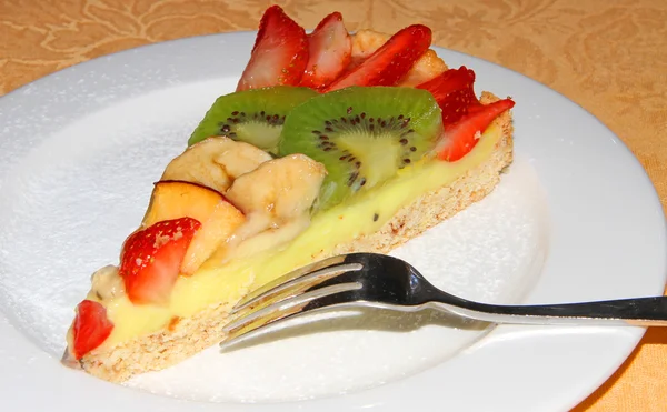 Kırmızı çilek ile taze meyve ile lezzetli pasta — Stok fotoğraf