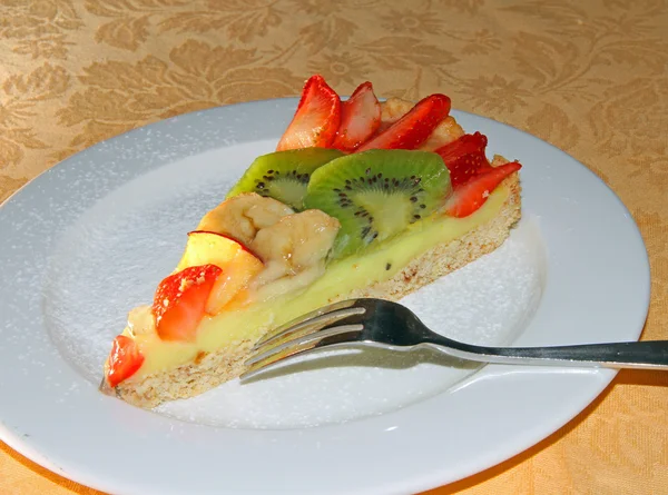 Gyümölcs torta, piros eper és zöld kiwi — Stock Fotó