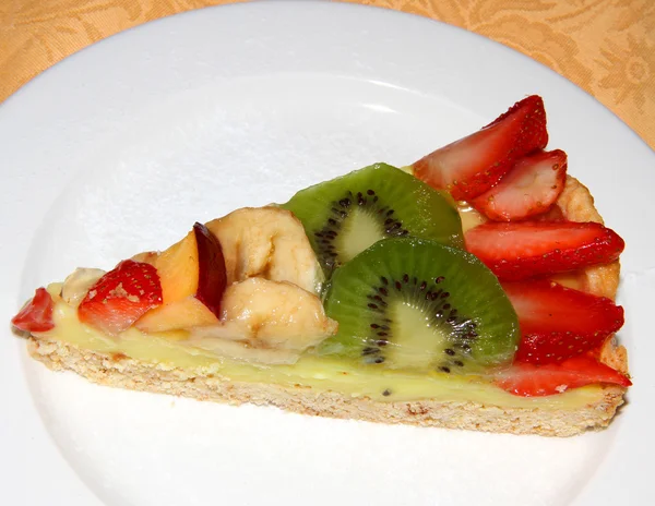 Gyümölcs torta piros eper és zöld kiwi — Stock Fotó