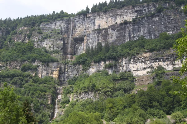Höchster Wasserfall fällt vom Berg — Stockfoto