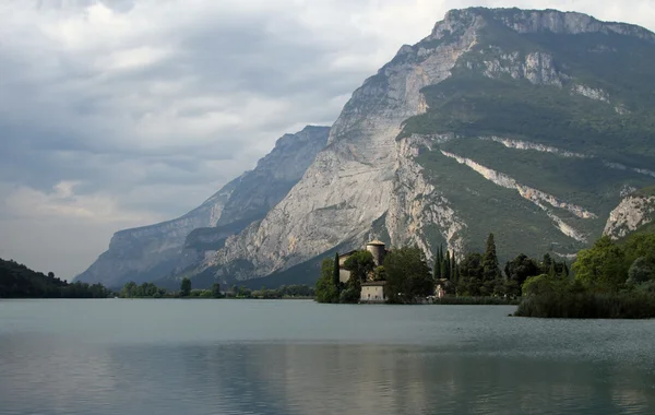 Озеро toblino з історичний замок — стокове фото