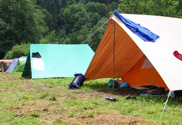 キャンプファイアガール テント乾燥服をフィールドに — ストック写真
