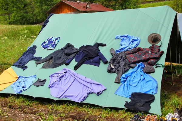 De boyscout tent in een veld met kleding die droog — Stockfoto