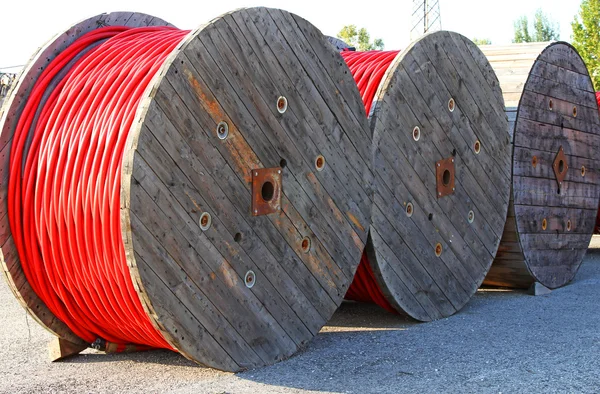 Yüksek voltajlı güç kablosunu güç istasyonu üç rulo