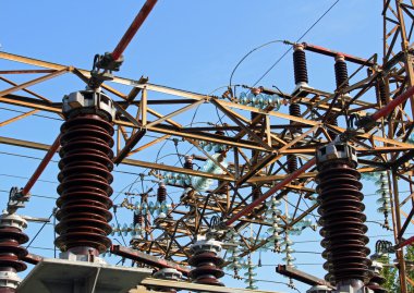 izolatörler ve büyük bir santral, elektrik kabloları