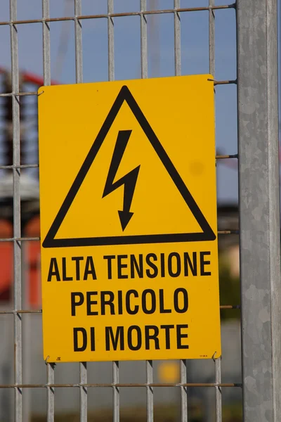 Знак высокого напряжения в итальянской электростанции — стоковое фото