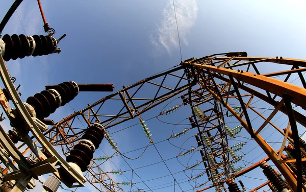 Izolatörler ve büyük enerji santrali ile uzun boylu, elektrik kabloları — Stok fotoğraf