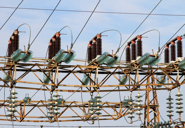 Aislantes en una central eléctrica con cables de alta tensión —  Fotos de Stock