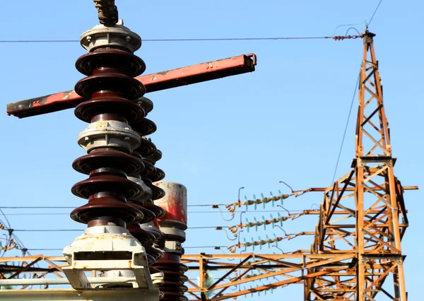 Interruttori in una centrale elettrica con cavi ad alta tensione — Foto Stock