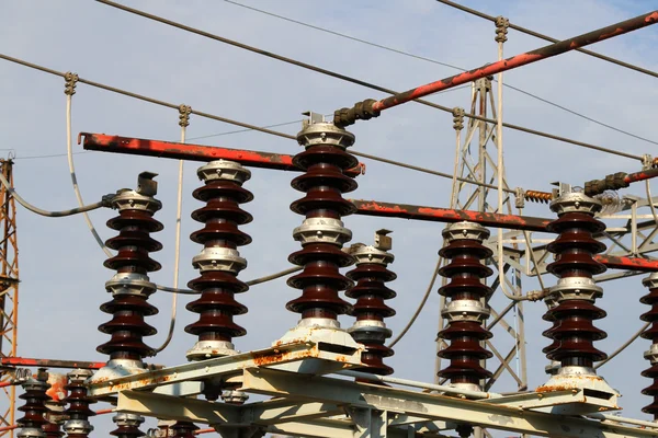 Grandi isolatori e interruttori in una centrale elettrica ad alta voltaggio — Foto Stock