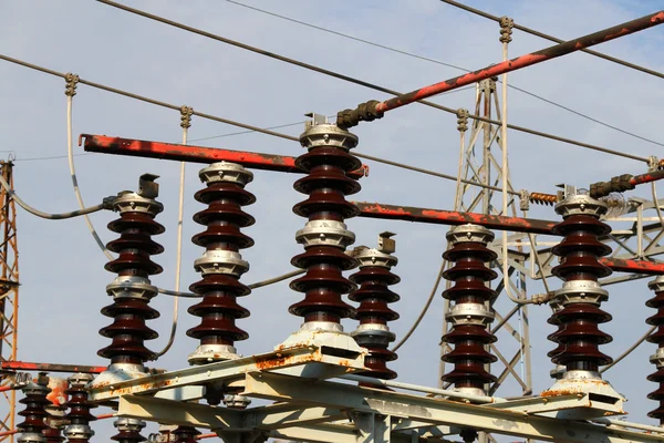 Grote isolatoren en branding in een kerncentrale met hoge netspanning — Stockfoto